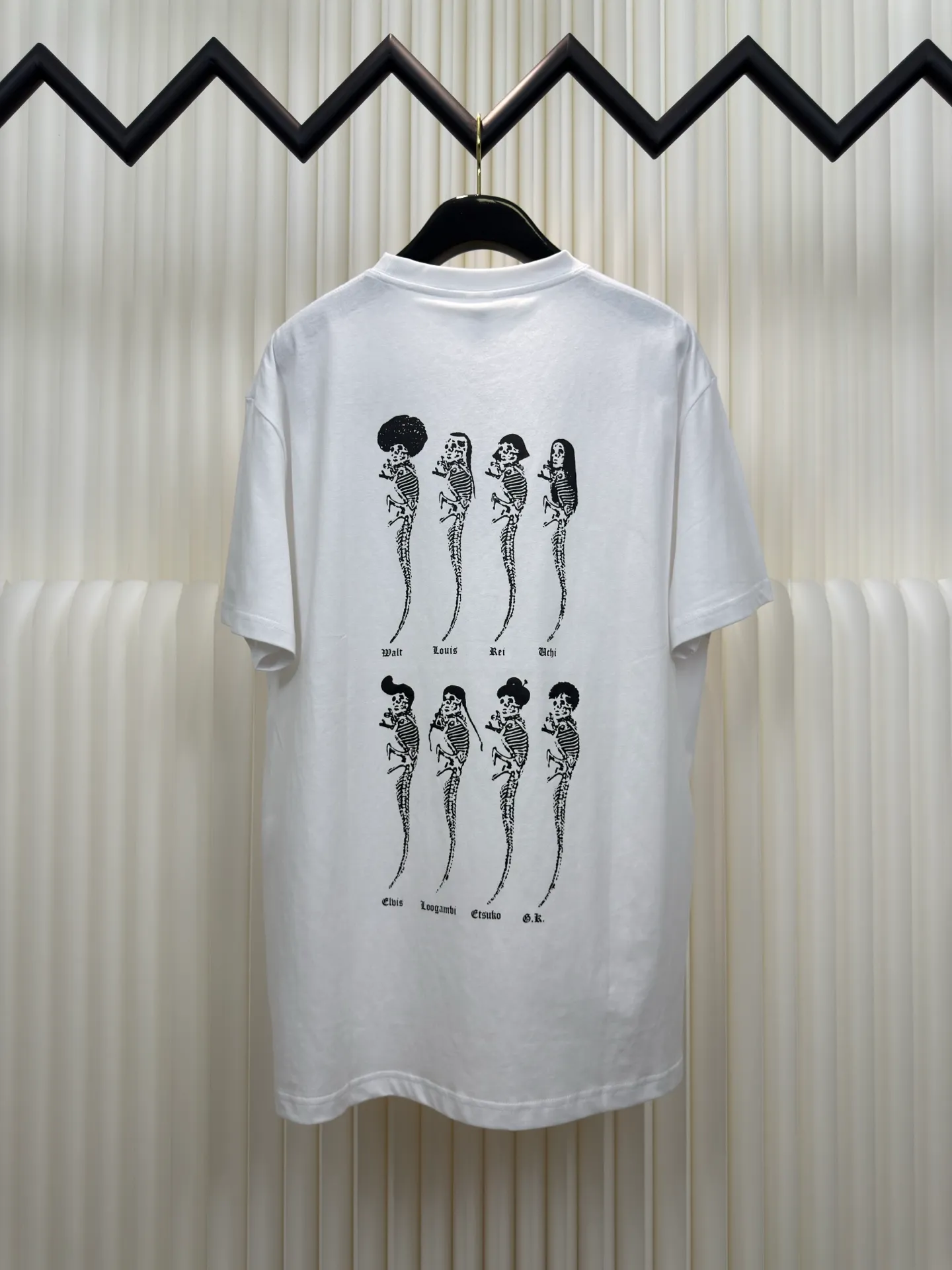 P240 Chrome Hearts/foti Lizard Man Family Portrait Short Sleeves Authentic Open Edition - Physical Counter - Top Luxury Quality 🆚 Instant sale of all editions on the market. The fabric is made of 26 weave 200g cotton. The printing is made of hand glue printing. Customized accessories. Size S M L